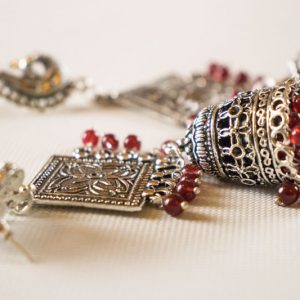 Nagy lógó fülbevaló [ezüstözött sárgaréz piros üveggyöngyökkel]