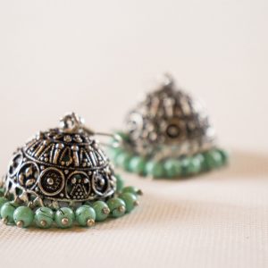 Ezüstözött fülbevaló zöld üveggyöngy díszítéssel