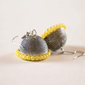 Ezüstözött fülbevaló sárga üveggyöngy díszítéssel