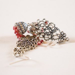 Lógó fülbevaló piros üveggyöngyökkel