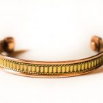 Csík mintás mágneses réz karkötő - Bharata Webshop