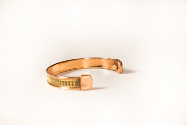 Csík mintás mágneses réz karperec - Bharata Webshop